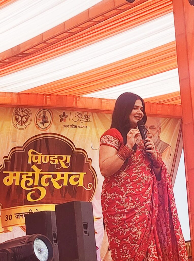 राम आएंगे तो अँगना सजाऊंगी की गायिका स्वाति मिश्रा ने पिंडरा महोत्सव में बिखेरा जलवा