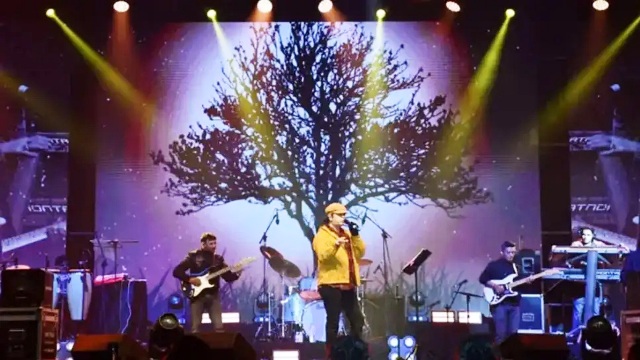 IIT BHU में मोहित चौहान की लाइव परफॉर्मेंस, सुरों पर झूमे हजारों छात्र