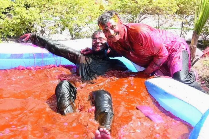 ड्यूटी के बाद रंगों में सराबोर अफसर, वाराणसी डीएम और पुलिस कमिश्नर ने टब में खेली होली, देखें तस्वीरें