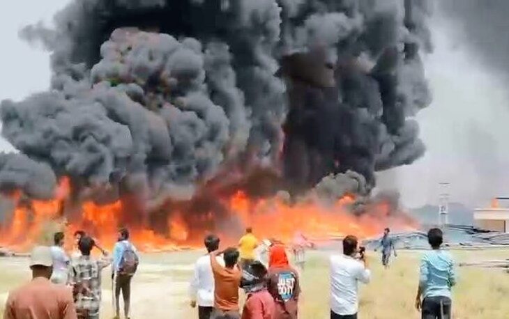 वाराणसी में भीषण आग से मचा हड़कंप, 5 किमी दूर तक दिखा धुआं, जल जीवन मिशन की पाइपें जलकर खाक