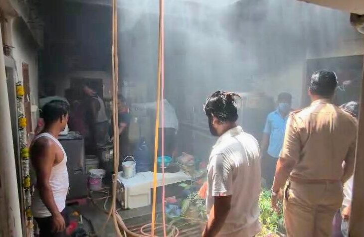वाराणसी: अहिल्याबाई घाट पर तीन मंजिला मकान में भीषण आग से हड़कंप, पूजा के दौरान जले कपूर से भड़की लपटें