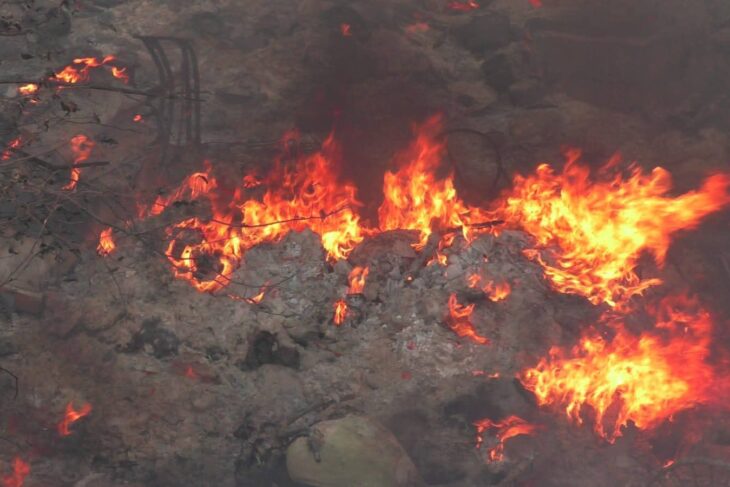 जैतपुरा में आग का तांडव, कबाड़ गोदाम से उठी चिंगारी ने 12 झोपड़ियों को किया राख, सिलेंडर के धमाकों से दहला इलाका