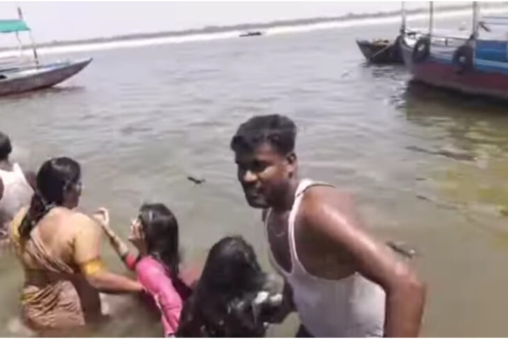 गंगा में डूब रहीं 3 युवतियों को नाविकों ने बचाया, आंध्र प्रदेश से 15 पर्यटक घूमने आए थे वाराणसी
