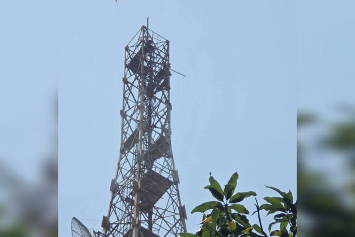 वाराणसी: जमीनी विवाद से तंग आकर BSNL टावर पर चढ़ा युवक, आत्महत्या की कोशिश