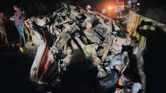 मिर्जापुर सड़क हादसा: बोलेरो में जिंदा जले 9 लोग, पोस्टमार्टम में झकझोर देने वाला मंजर, हड्डियां तक जलीं