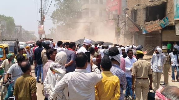 चंदौली में तीसरे दिन भी बुलडोजर कार्रवाई रही जारी, 8 बड़े मकान जमींदोज, जीटी रोड पर छाया धूल का गुबार