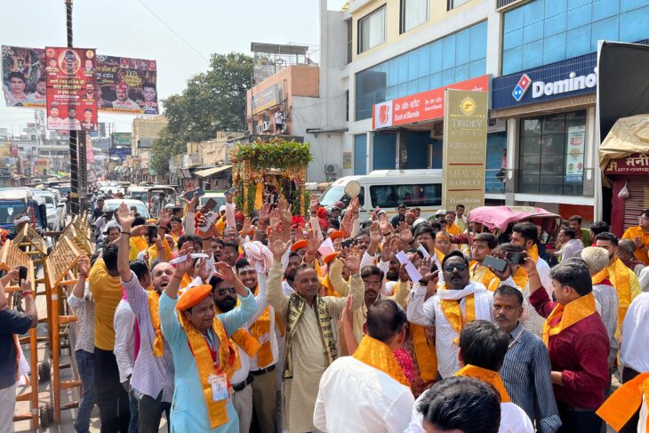 स्वर्ण-रजत रूप में नगर भ्रमण पर निकले बाबा काल भैरव: केसरिया पगड़ी, डमरुओं की गूंज और झूमते भक्त, काशी के कोतवाल ने दिया विश्व शांति का मंगल संदेश