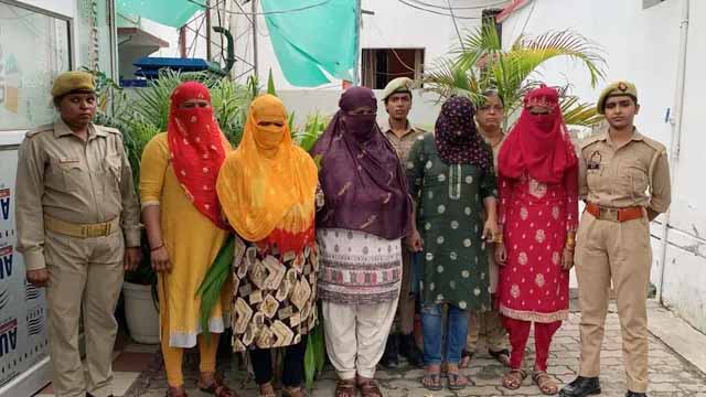 वाराणसी: कैंट स्टेशन के पास राहगीरों पर फब्तियां कसने और अश्लीलता फैलाने वाली 5 महिलाएं गिरफ्तार