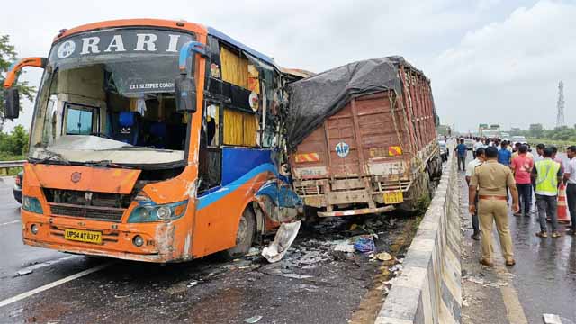 बड़ा हादसा: पूर्वांचल एक्सप्रेस-वे पर खड़ी स्लीपर बस में घुसा अनियंत्रित ट्रक; रक्षाबंधन पर घर लौट रहे 3 यात्रियों की मौत, 20 घायल
