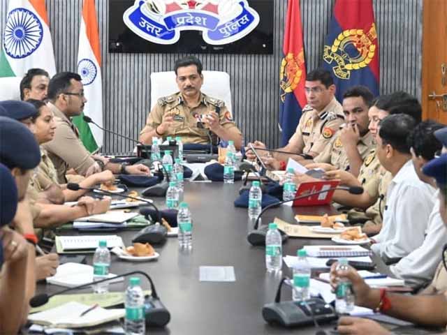 वाराणसी: क्राइम मीटिंग के बाद पुलिस कमिश्नर का कड़ा एक्शन, 3 थानेदार लाइन हाजिर, थानों में बड़ा फेरबदल और SOG-2 का गठन