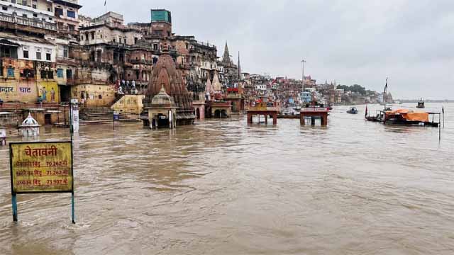 वाराणसी में गंगा का विकराल रूप: जलमग्न हुए सभी प्रमुख घाट, छतों पर पहुंचा शवदाह; चेतावनी बिंदु की ओर बढ़ता जलस्तर