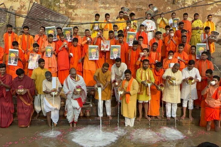पीएम मोदी के 76वें जन्मदिन पर काशी में 76 बटुकों ने किया मां गंगा का दुग्धाभिषेक, दीर्घायु की कामना